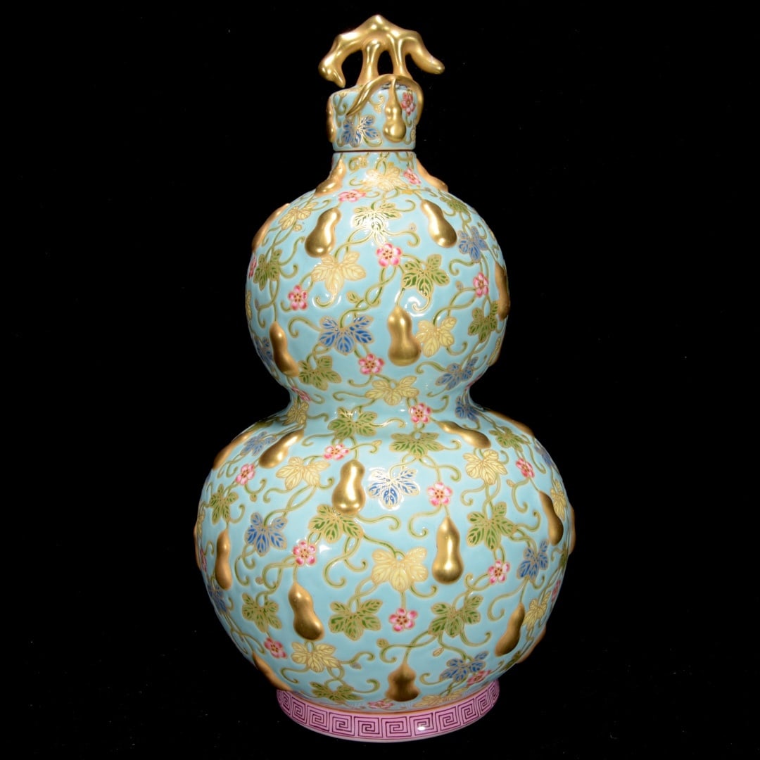 A Exquisite Enamel Gourd Pattern Gourd Vase: A Exquisite Enamel Gourd Pattern Gourd Vase,Qing Dynasty, China,Qianlong Four-character Mark,Size:11inx6.3in 珐琅彩葫芦纹葫芦瓶,中国&#
