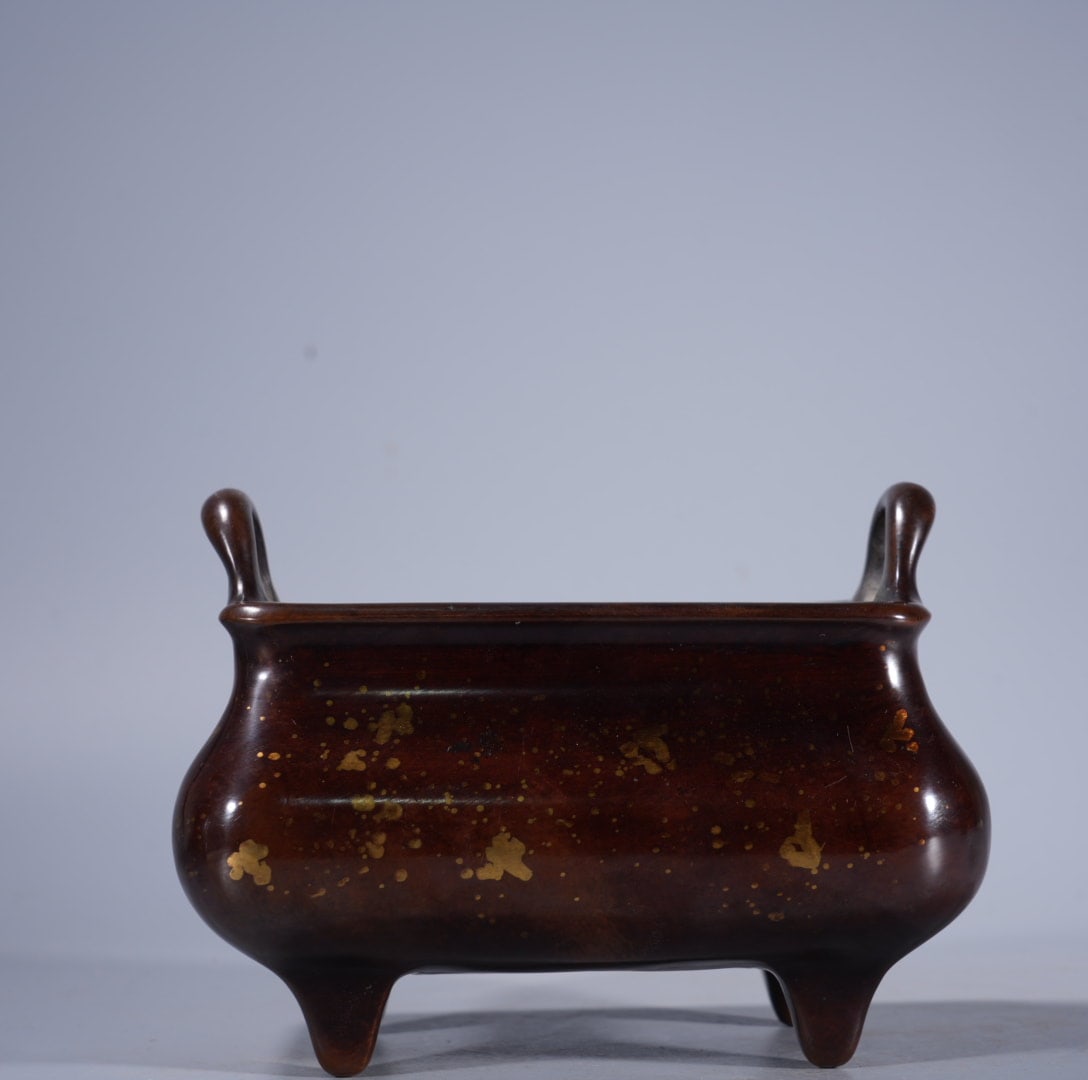 A Exquisite Gilt Bronze Double-Ears Censer: A Exquisite Gilt Bronze Double-Ears Censer,Ming Dynasty, China,With Mark,Size:3.7inx4.6in ,Weight:1675g 紫铜鎏金双耳炉,中国明代,४