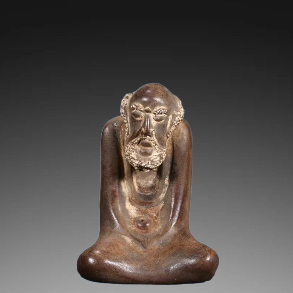 A Exquisite Purple Sands Statue of Arhat Tea Pet: A Exquisite Purple Sands Statue of Arhat Tea Pet,Qing Dynasty, China,With Mark,Size:2inx1.6inx3.1in 紫砂罗汉茶宠,中国清代,带款