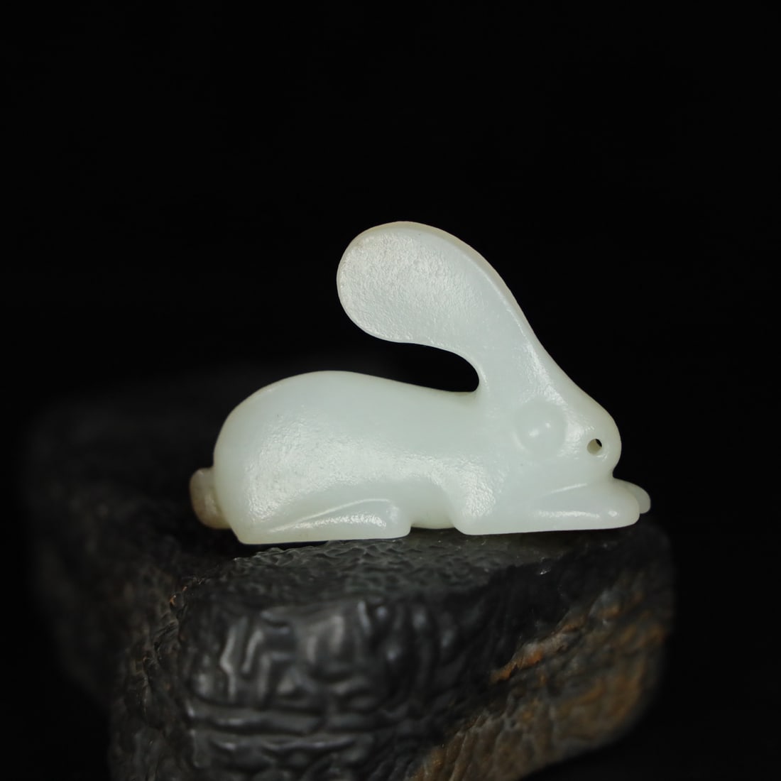 A Exquisite Hotan Jade Rabbit Ornament: A Exquisite Hotan Jade Rabbit Ornament,Qing Dynasty, China,Size:2.2inx0.7inx1.5in,Weight:31.7g 和田玉兔摆件,中国清代