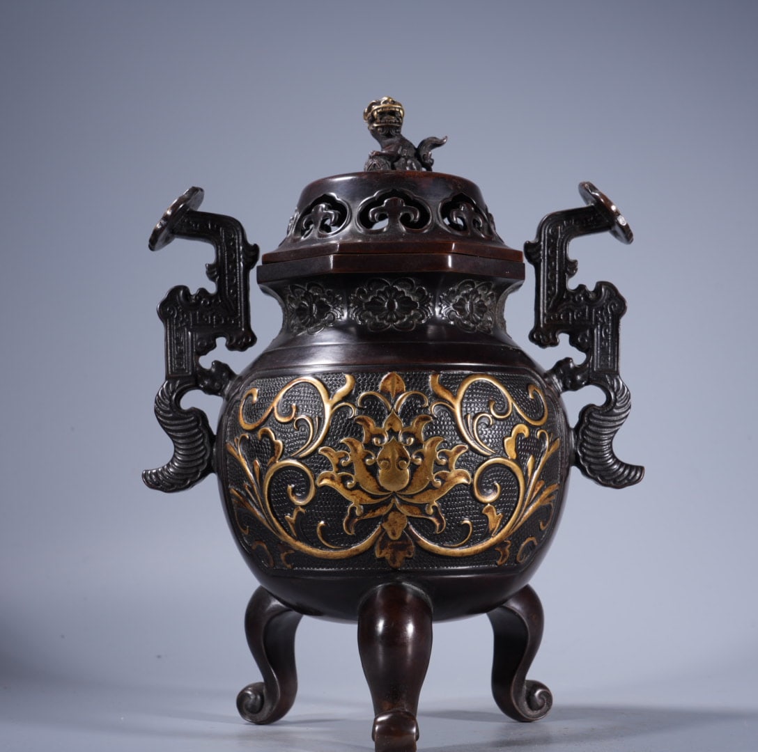 A Exquisite Gilt Bronze Relief Ruyi-Ears Censer: A Exquisite Gilt Bronze Relief Ruyi-Ears Censer,Ming Dynasty, China,Xuande Six-character Mark,Size:10.2inx4.1in ,Weight:4085g 紫铜鎏金浮雕如意耳&#