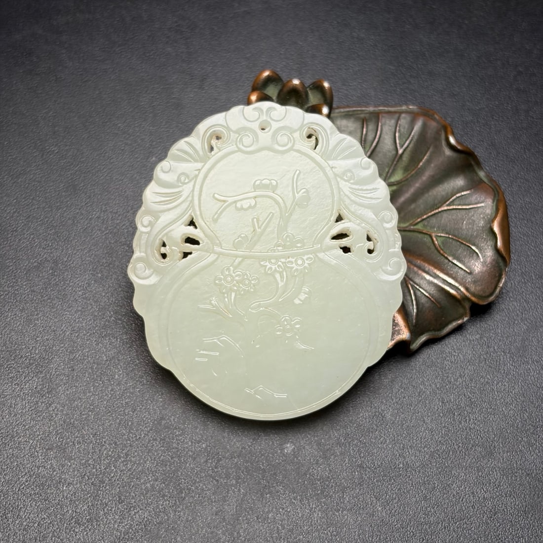 A Exquisite Hotan Jade Plum Flower Jade Pendant: A Exquisite Hotan Jade Plum Flower Jade Pendant,Qing Dynasty, China,Size:2.1inx1.8inx0.2in,Weight:27g 和田玉梅花牌,中国清代