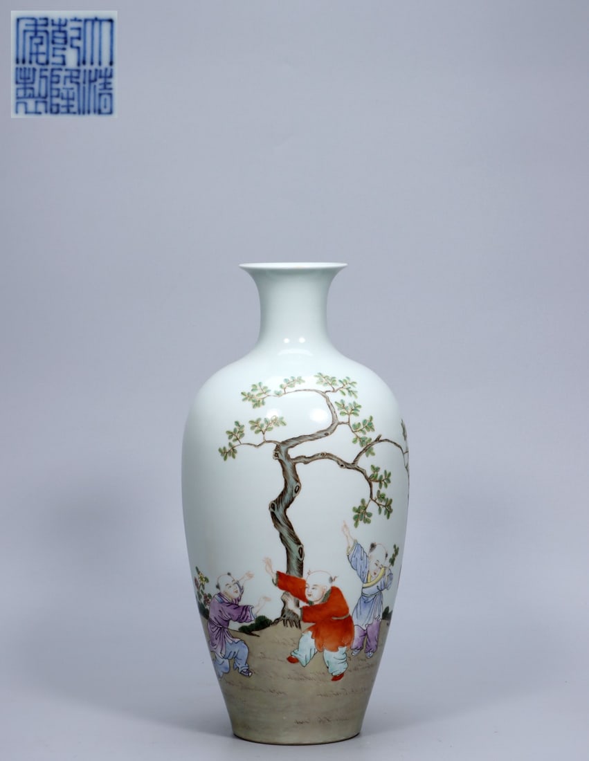 A Exquisite Famille-Rose Figures Pattern Vase: A Exquisite Famille-Rose Figures Pattern Vase,Qing Dynasty, China,Qianlong Six-character Mark,Size:11.6inx5.7inx2.6in ,Weight:1302g 粉彩人物纹瓶,中国