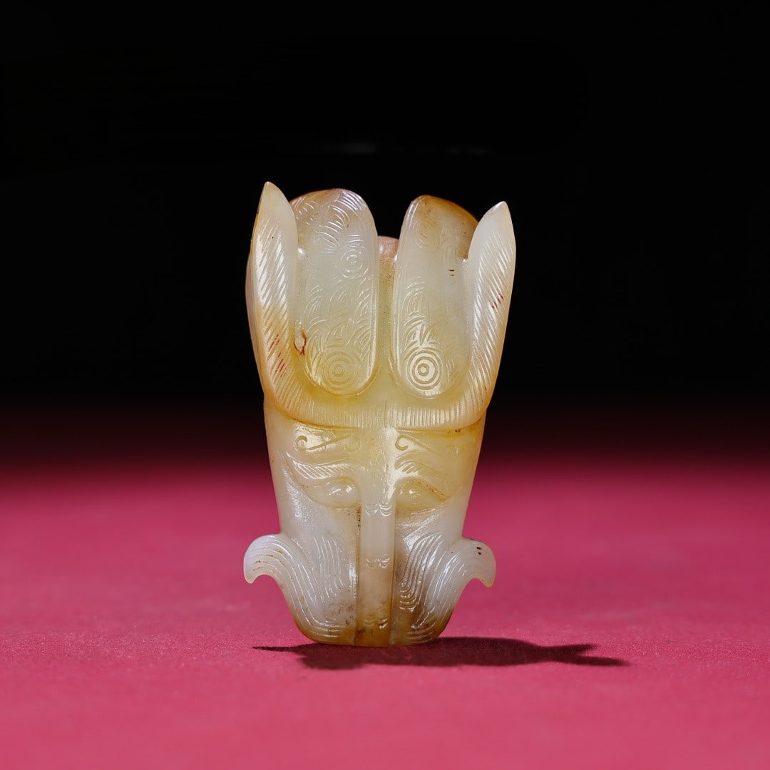 A Exquisite Hotan White Jade Dragon Head Pendant: An Exquisite Hotan White Jade Dragon Head Pendant,Han Dynasty, China,Size:1.7inx2.9inx0.9in,Weight:98g 和田白玉龙头挂饰,中国汉代