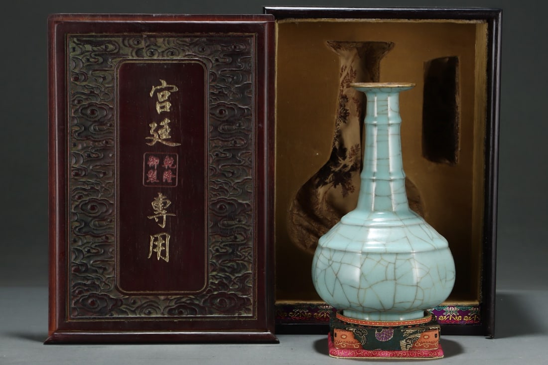 A Exquisite Guan yao Cover with Gold String Pattern Vase with an Imperial Poem by Emperor Qianlong: An Exquisite Guan yao Cover with Gold String Pattern Vase with an Imperial Poem by Emperor Qianlong,Song Dynasty, China,Size:9.6inx6.1in 官窑包金弦纹瓶带