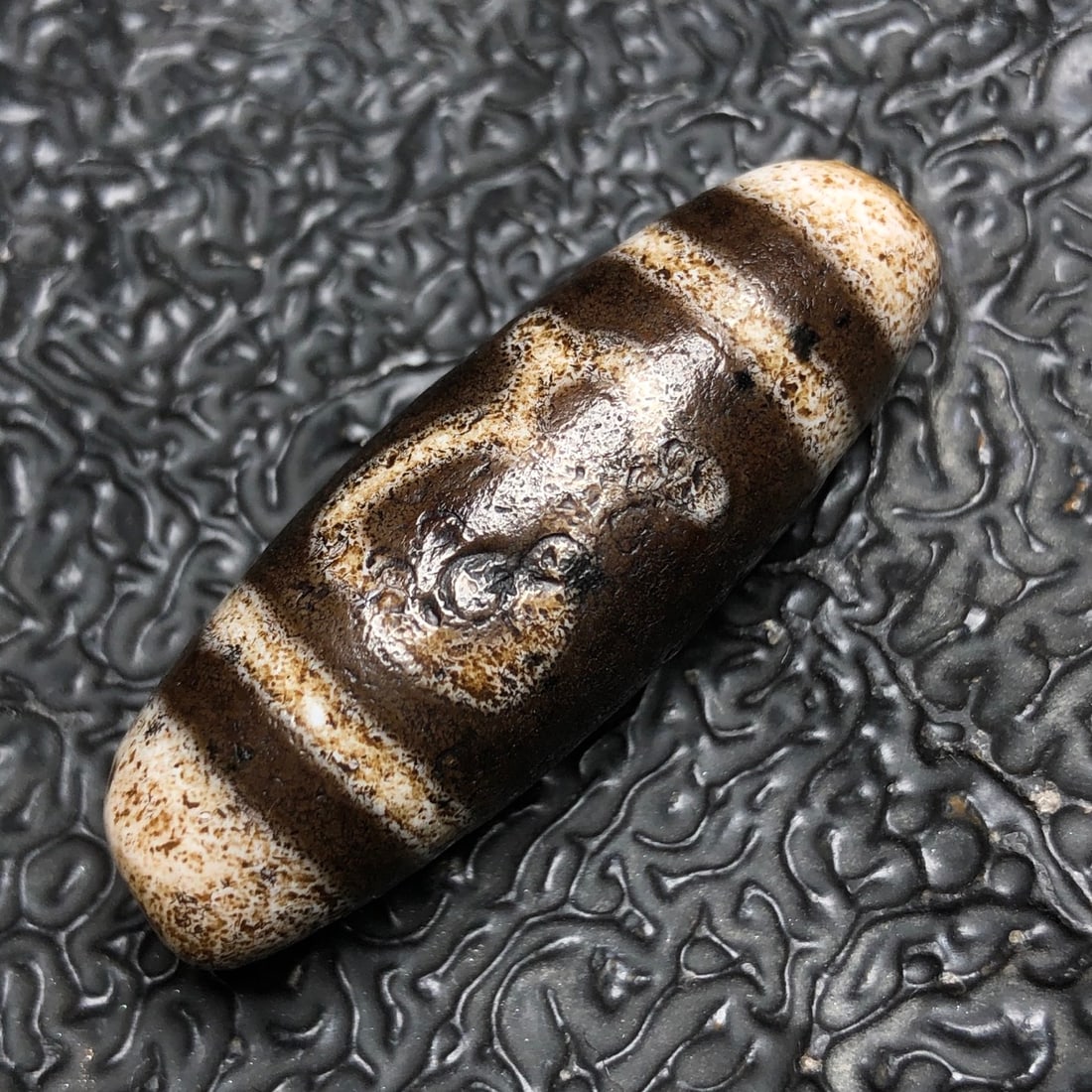 A Exquisite Mammon Dzi bead: A Exquisite Mammon Dzi bead,Qing Dynasty, China,Size:1.6inx0.6in,Weight:10.9g 财神天珠,中国清代