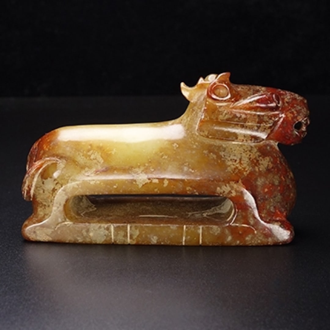 A Exquisite Hotan Jade Horse Head Hook: An Exquisite Hotan Jade Horse Head Hook,Han Dynasty, China,Size:3.9inx1.4inx2in,Weight:176g 和田玉马头腰带扣,中国汉代