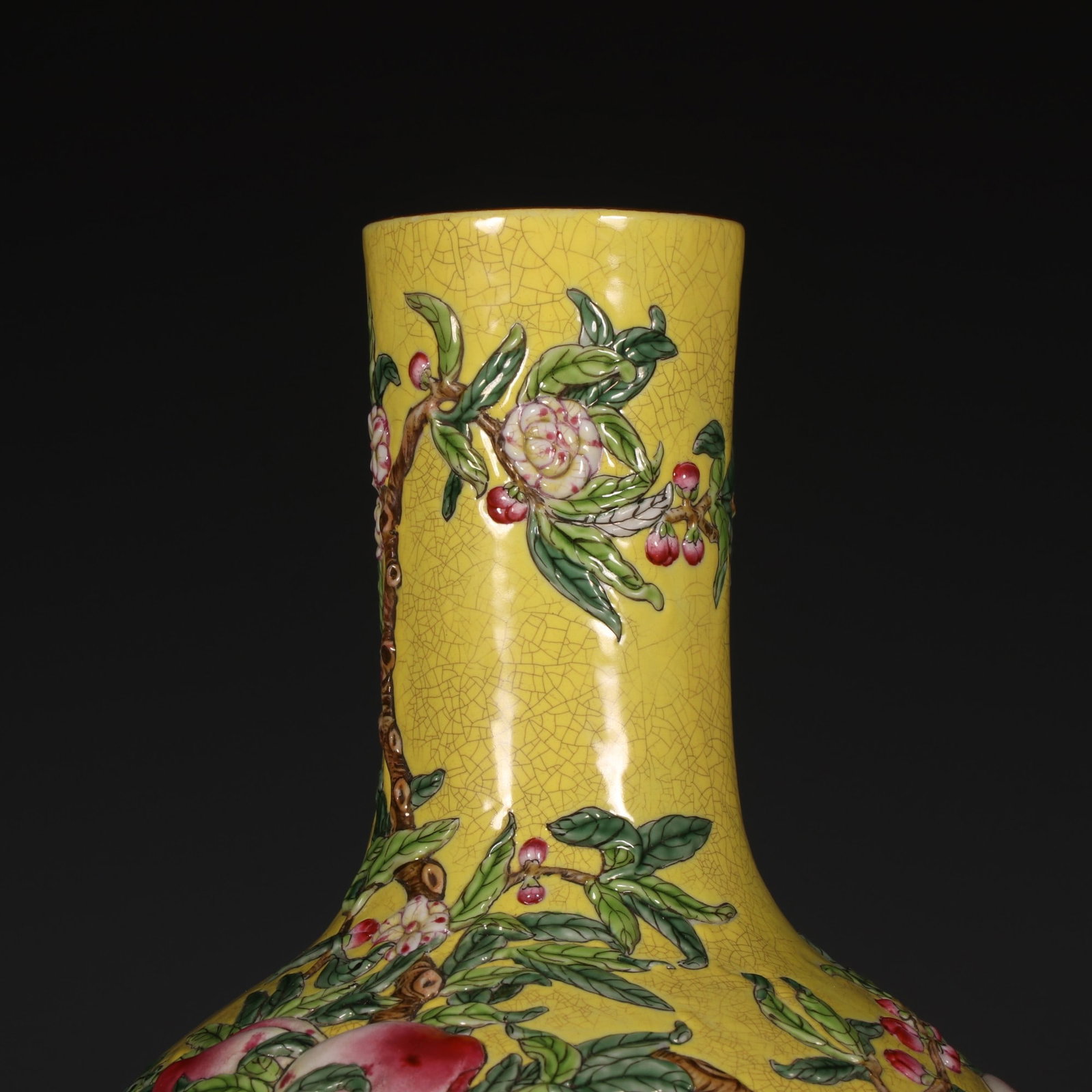 A Exquisite Yellow Ground Peach Pattern Vase - 2