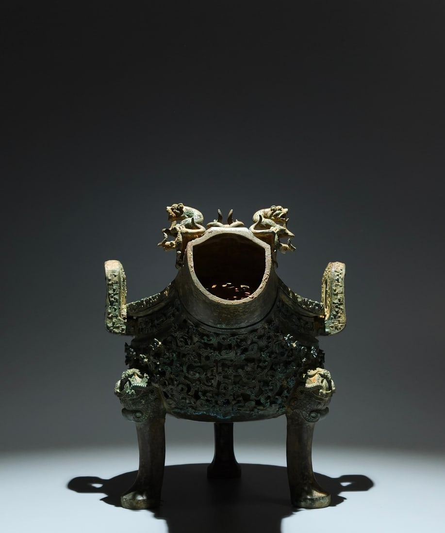 A Exquisite Bronze Dragon Pattern Animal head Censer: A Exquisite Bronze Dragon Pattern Animal head Censer,Han Dynasty, China,Size:11.2inx11.4inx9.8in 青铜龙纹兽头炉,中国汉代