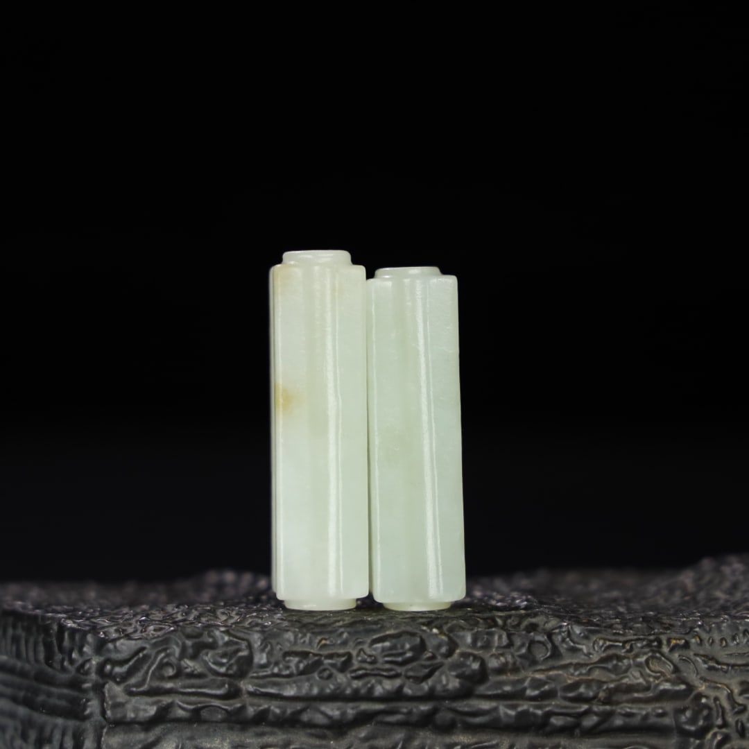 A pair of Exquisite Hotan Jade Ornaments: A pair of Exquisite Hotan Jade Ornaments,Qing Dynasty, China,Size:0.6inx2inx0.5in,Weight:44g 一对和田玉饰品,中国清代