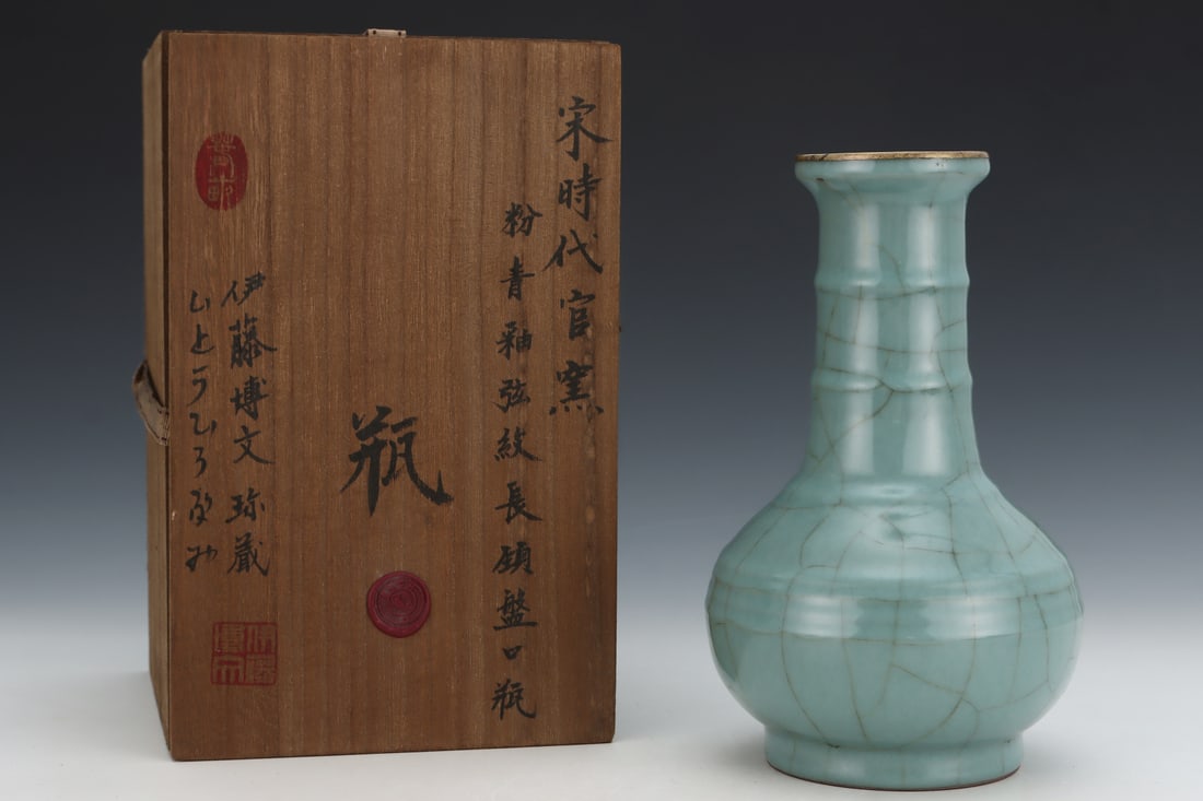 A Exquisite Guan yao Celadon Glazed Vase, with an Imperial Poem by Emperor Qianlong: A Exquisite Guan yao Celadon Glazed Vase, with an Imperial Poem by Emperor Qianlong,Song Dynasty, China,Size:9.4inx5.8in