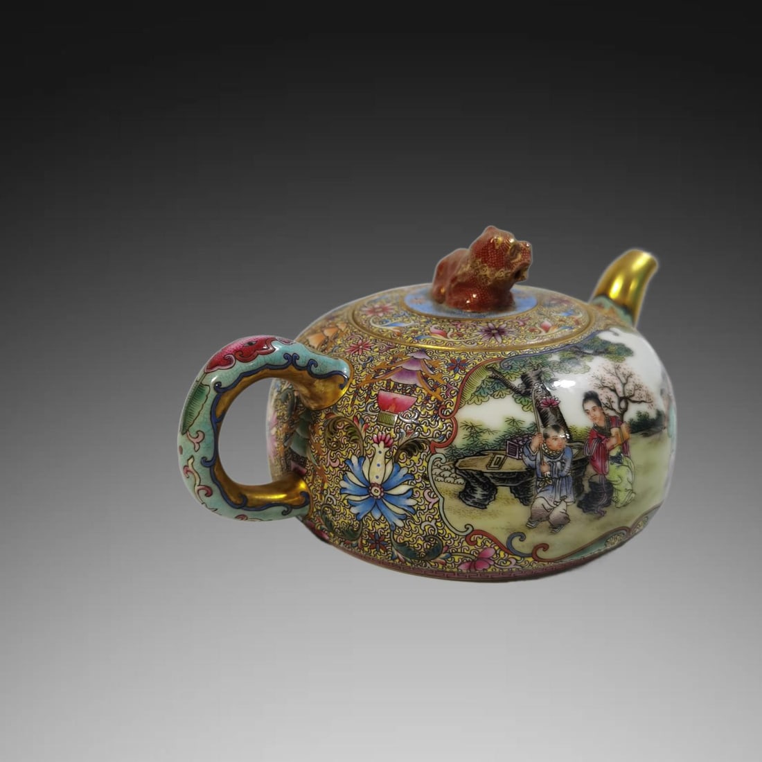 A Exquisite Enamel Figures Pattern Ewer: A Exquisite Enamel Figures Pattern Ewer,Qing Dynasty, China,Yongzheng Six-character Mark,Size:3.3inx2.6inx4.1in 珐琅彩人物纹壶,中国清代