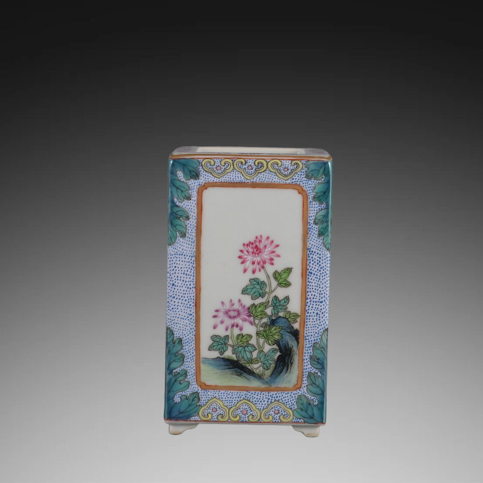 A Exquisite Famille-Rose Flower Pattern Brush Pot: A Exquisite Famille-Rose Flower Pattern Brush Pot,Qing Dynasty, China,With Mark,Size:4.5inx2.6in 粉彩花卉纹笔筒,中国清代,带Ē