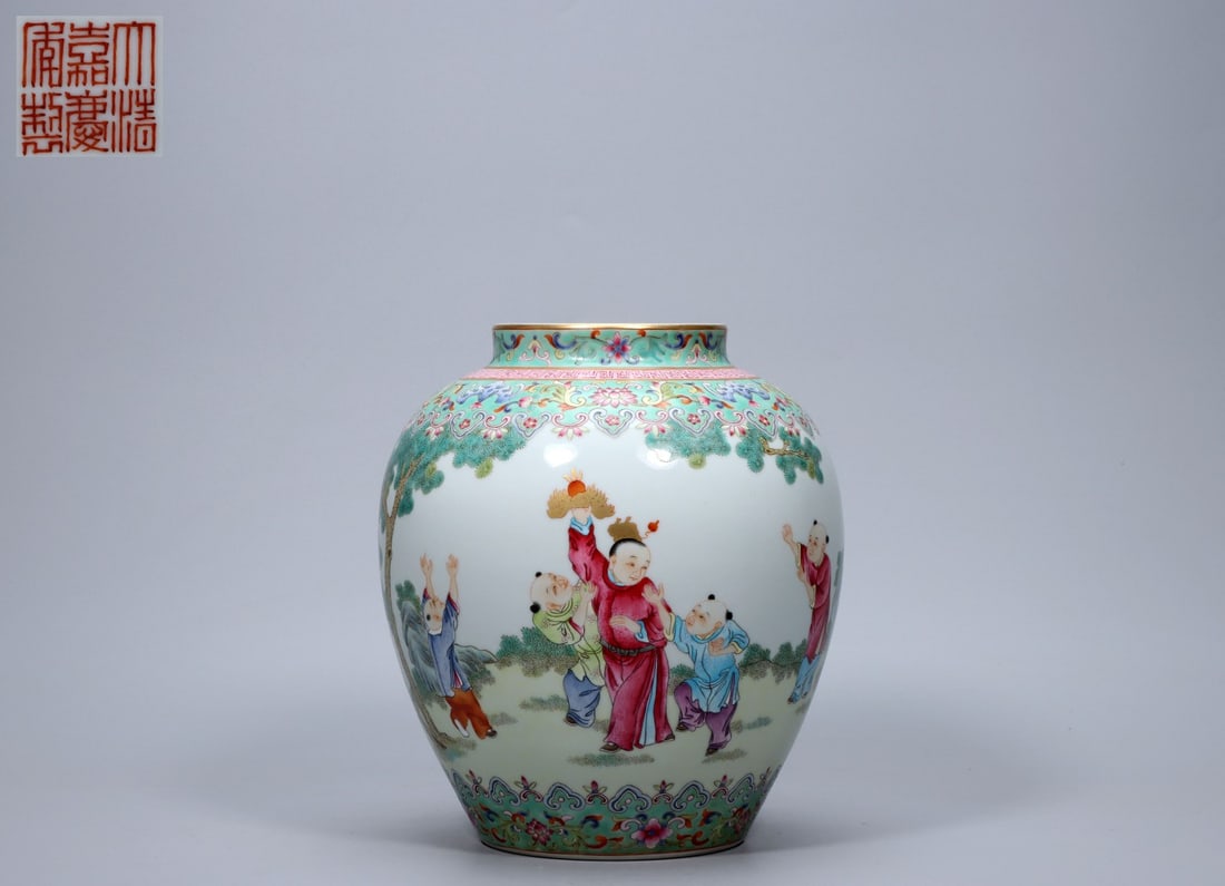 A Exquisite Famille-Rose Figures Pattern Vase: A Exquisite Famille-Rose Figures Pattern Vase,Qing Dynasty, China,Jiaqing Six-character Mark,Size:8.3inx7.5inx3.7in ,Weight:1735g