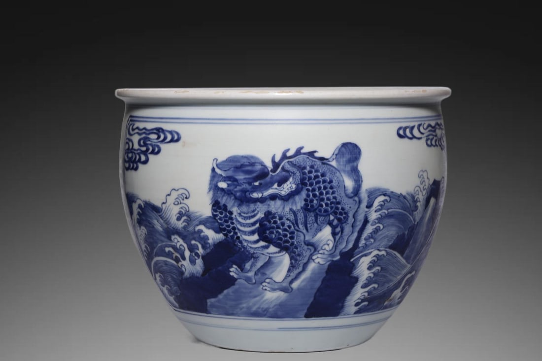 A Exquisite Blue and White Auspicious Beast Pattern Vat: A Exquisite Blue and White Auspicious Beast Pattern Vat,Qing Dynasty, China,Size:7.3inx9.8in,Weight:2680g 青花瑞兽纹缸,中国清代