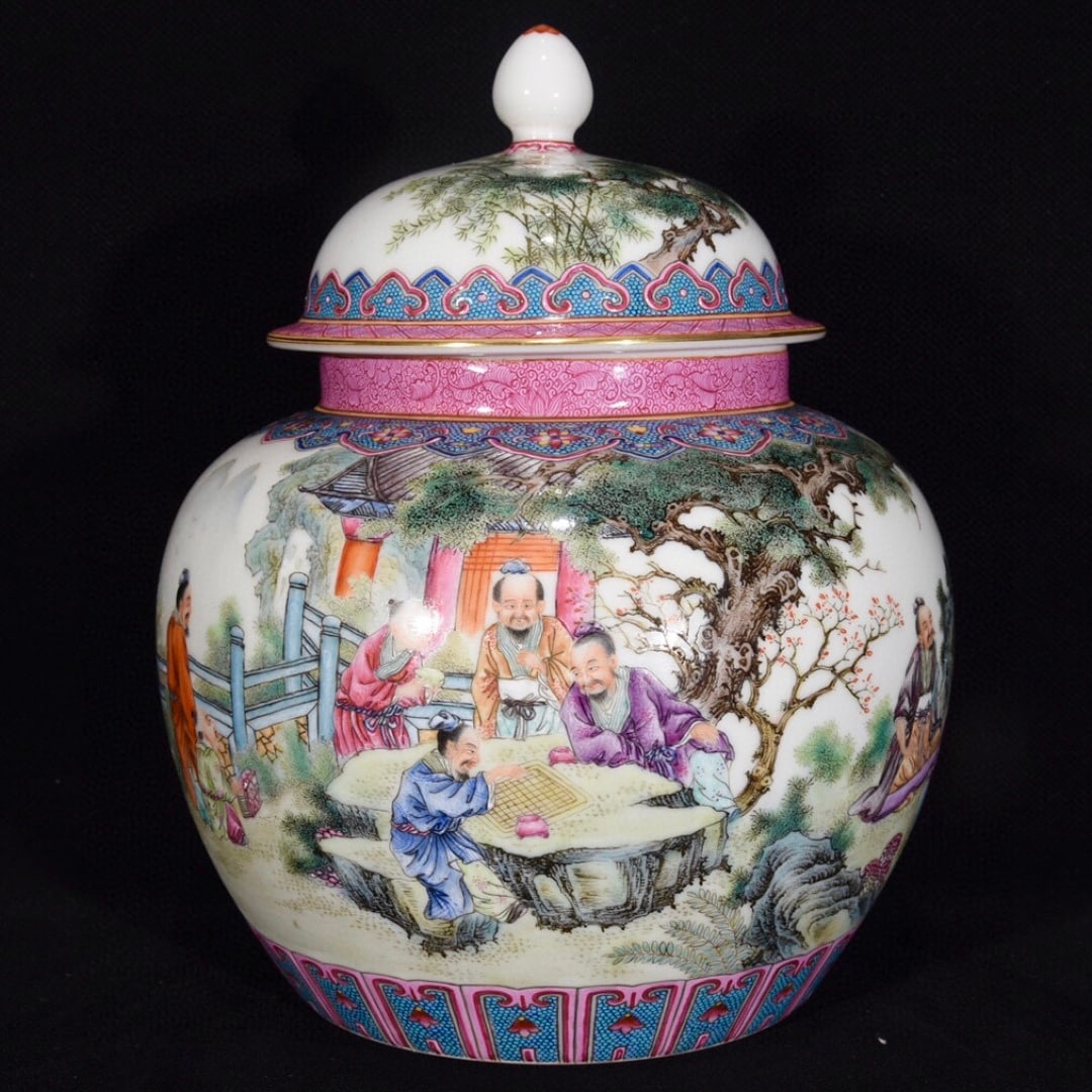 A Exquisite Enamel Figures Pattern Jar (1 of 9)