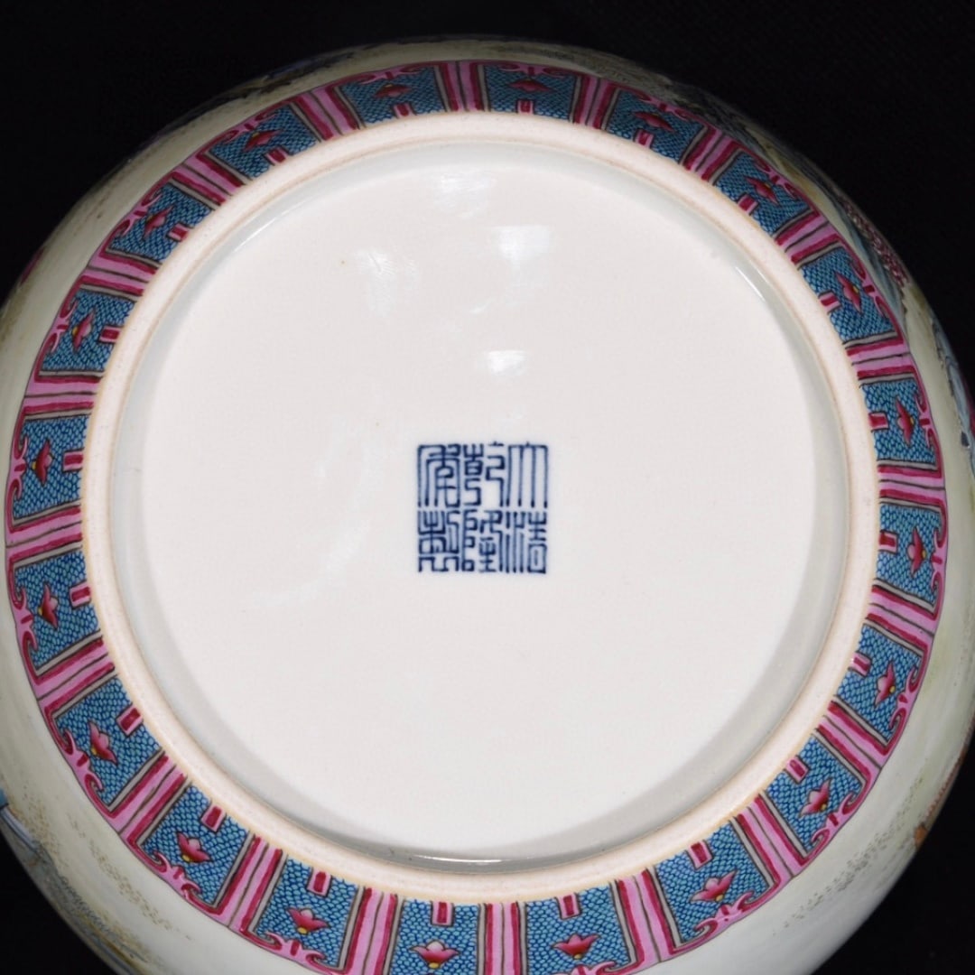A Exquisite Enamel Figures Pattern Jar - 9