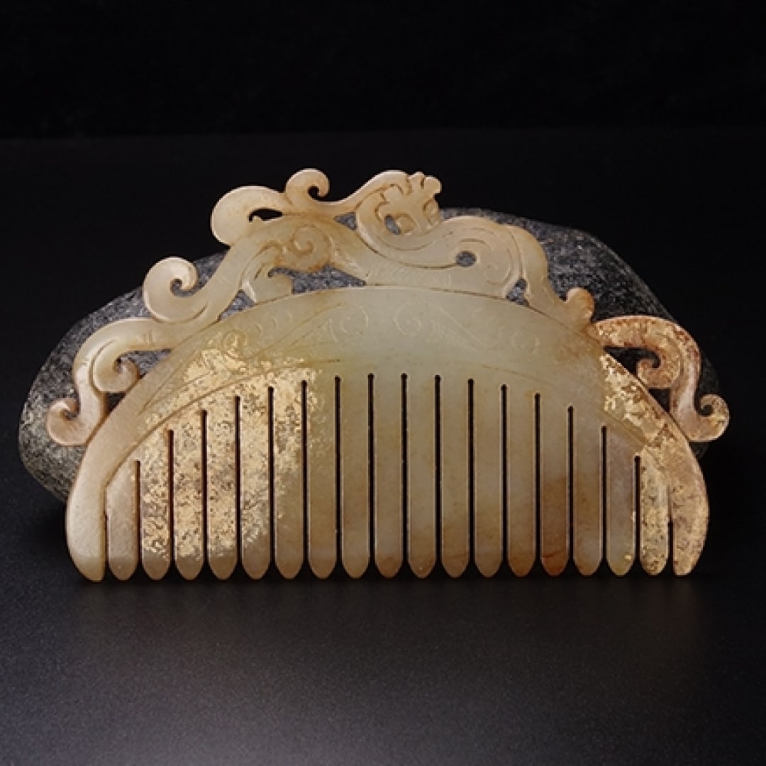 A Exquisite Hotan Jade Comb: A Exquisite Hotan Jade Comb,Qing Dynasty, China,Size:4.1inx2.4inx0.2in,Weight:68g 和田玉梳,中国清代