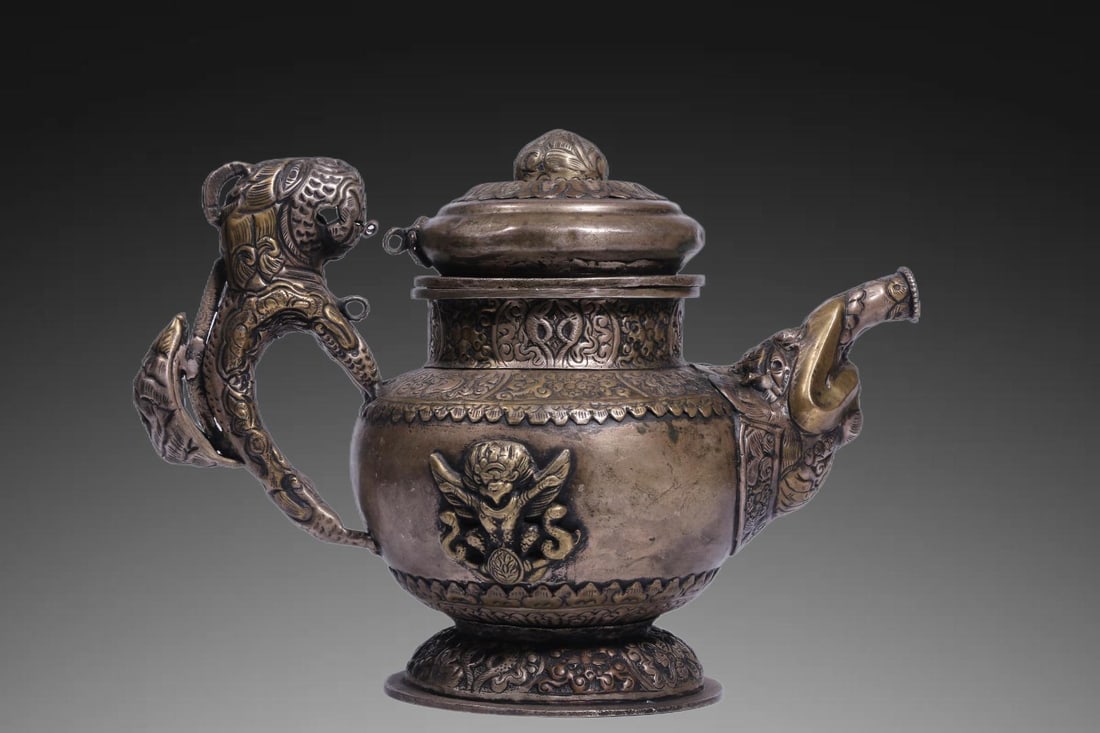A Exquisite Coppery Beast-Ears Ewer: A Exquisite Coppery Beast-Ears Ewer,Qing Dynasty, China,Size:6.7inx9.3inx5.1in,Weight:797g 铜造兽耳壶,中国清代