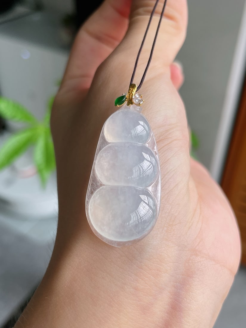 A Exquisite 18K Gold Inlaid Jadeite Fortune Bean Pendant: A Exquisite 18K Gold Inlaid Jadeite Fortune Bean Pendant,Size:1.5inx0.7inx0.2in 18k金镶冰种莹白福豆吊坠