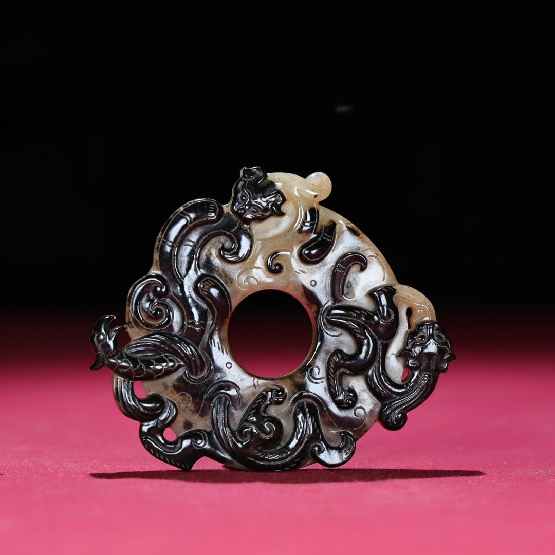 A Exquisite Hotan Jade Dragon Bi: A Exquisite Hotan Jade Dragon Bi,Han Dynasty, China,Size:3.5inx2.9inx0.4in,Weight:85g 和田玉龙璧,中国汉代
