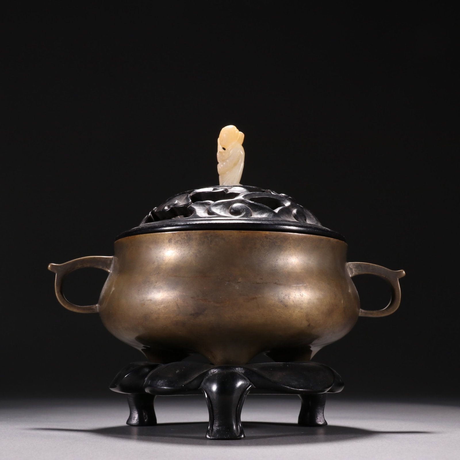 A Exquisite Gilt Silver Double Ears Censer: A Exquisite Gilt Silver Double Ears Censer,Qing Dynasty, China,With Mark,Size:6.3inx4.5in 铜鎏银双耳炉,中国清代,带款