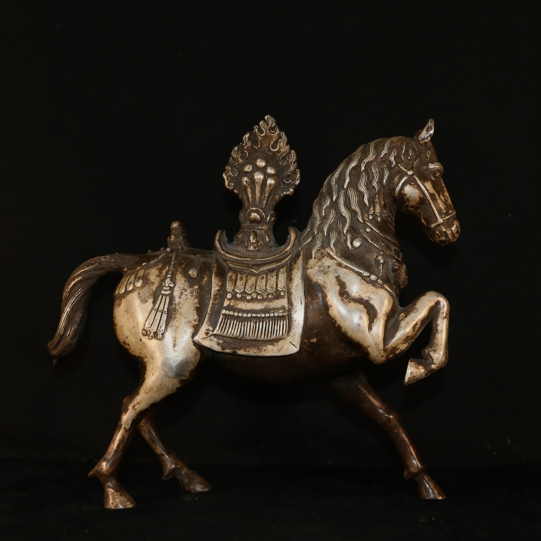A Exquisite Silver-Gilt Copper Horse Ornament: An Exquisite Silver-Gilt Copper Horse Ornament,Qing Dynasty, China,Size:10.2inx10.6in ,Weight:2628g 铜鎏银马摆件,中国清代
