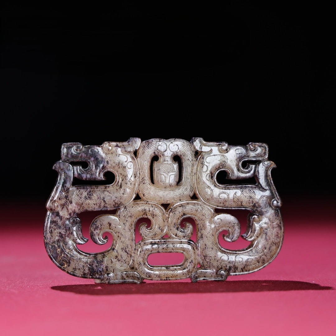 A Exquisite Hotan Jade Dragon Pendant: An Exquisite Hotan Jade Dragon Pendant,Han Dynasty, China,Size:3.7inx2.2inx0.2in,Weight:55g 和田玉龙佩,中国汉代