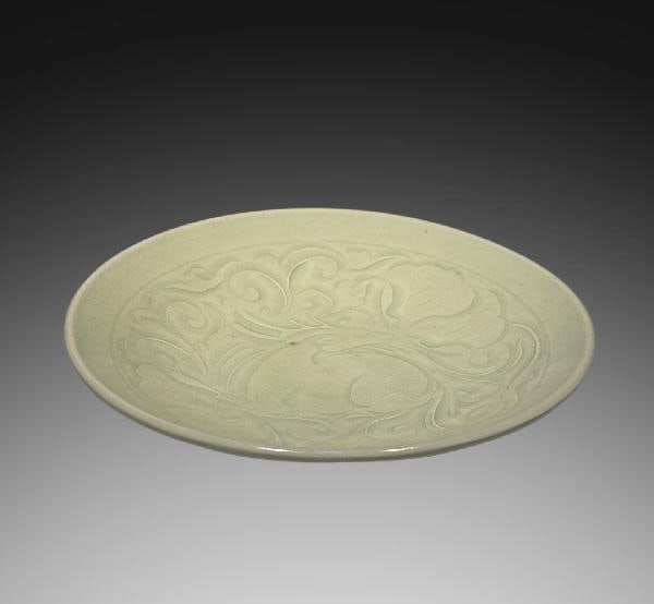 A Exquisite Yaozhou Kiln Moon White Glazed Deer Pattern Plate: An Exquisite Yaozhou Kiln Moon White Glazed Deer Pattern Plate,Song Dynasty, China,Size:7.5inx1.6in 耀州窑月白釉鹿纹盘,中国宋