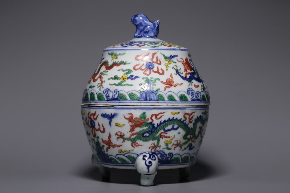 A Exquisite Wucai Dragon Pattern Tripod Censer: A Exquisite Wucai Dragon Pattern Tripod Censer,Ming Dynasty, China,Wanli Six-character Mark,Size:6.9inx5.3in,Weight:933g 五彩龙纹三足炉,中国਴