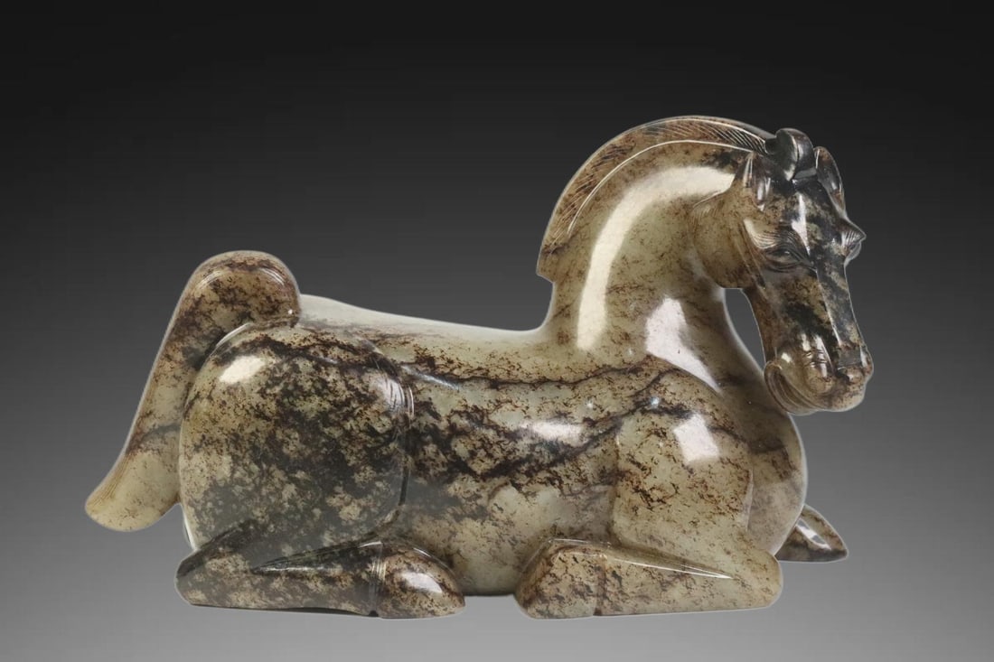 A Exquisite Hotan Jade Horse Ornament: A Exquisite Hotan Jade Horse Ornament,Qing Dynasty, China,Size:7.4inx4.5in ,Weight:1856g 和田玉马摆件,中国清代