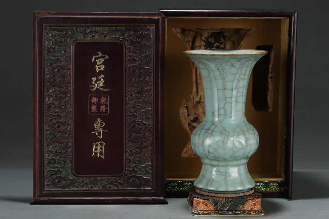 A Exquisite Guan yao Cover with Gold Vase with an Imperial Poem by Emperor Qianlong: An Exquisite Guan yao Cover with Gold Vase with an Imperial Poem by Emperor Qianlong,Song Dynasty, China,Size:9.8inx5.8in 官窑包金瓶带乾隆题෻