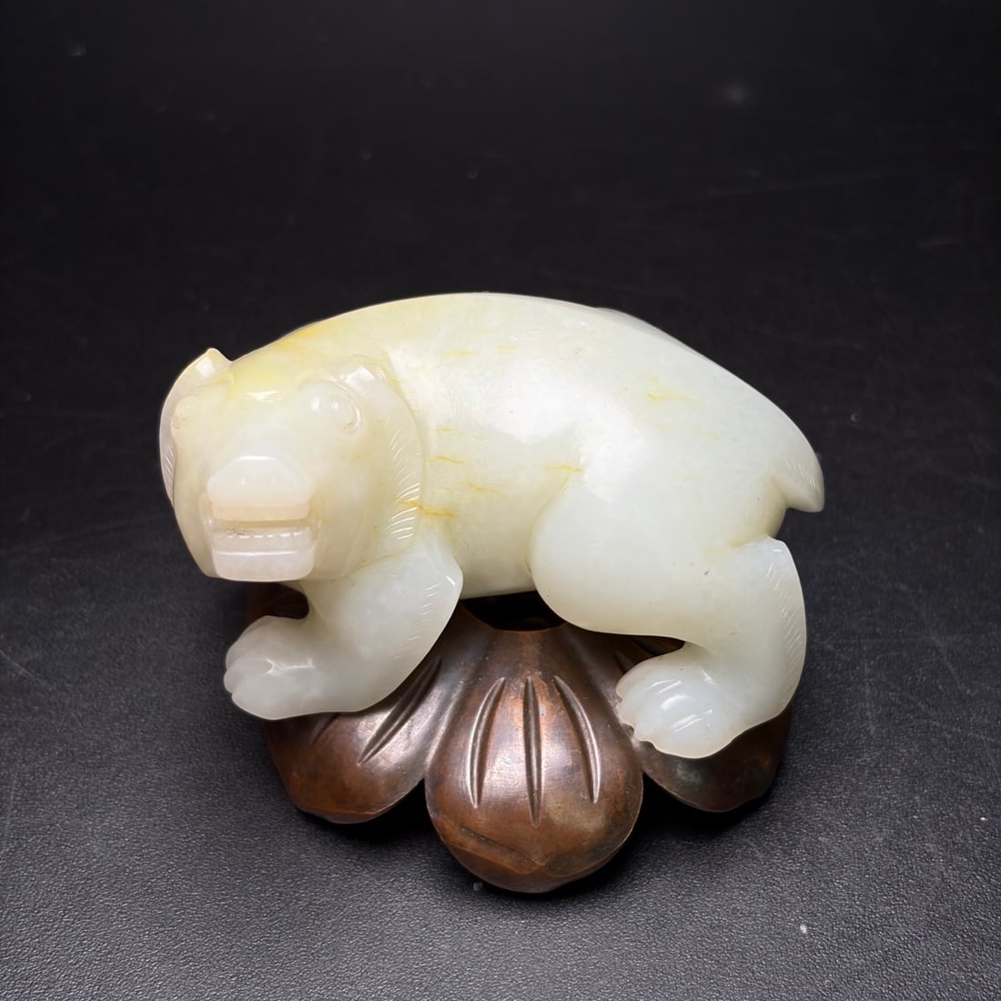 A Exquisite Hotan Jade Bear: A Exquisite Hotan Jade Bear,Qing Dynasty, China,Size:2.4inx1.5inx1.5in,Weight:133g 和田玉熊,中国清代