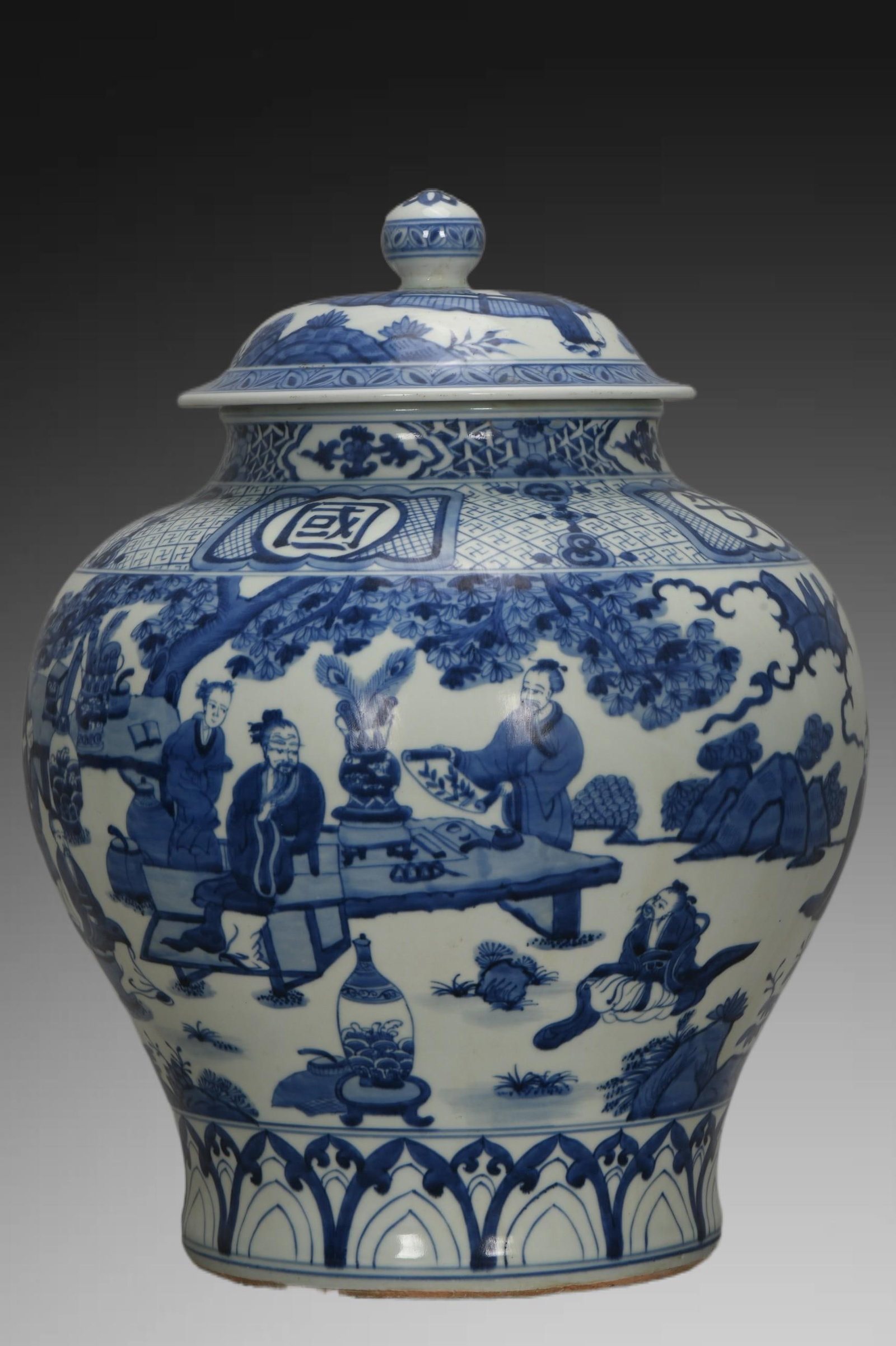 A Exquisite Blue and White Character and Story Pattern Jar: A Exquisite Blue and White Character and Story Pattern Jar,Ming Dynasty, China,With Mark,Size:18.1inx13.4inx8.7in 青花人物故事纹罐,中国ą