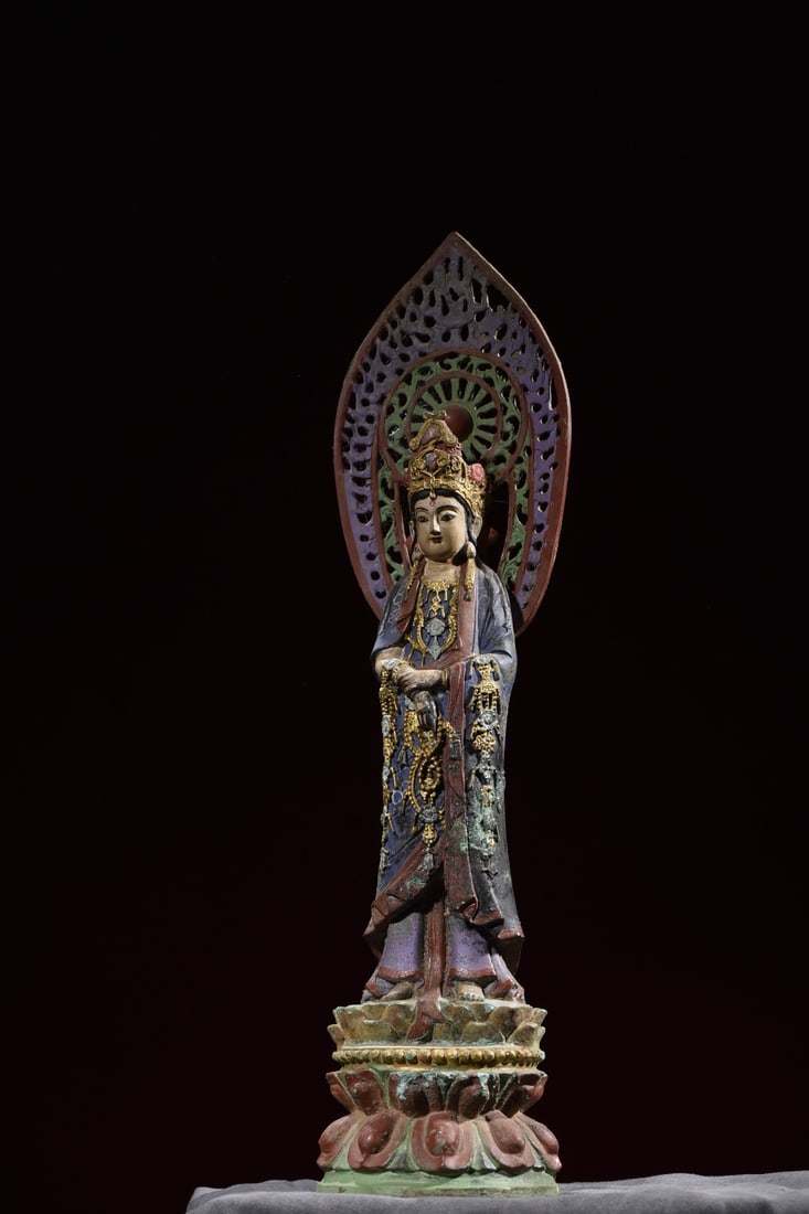 A Exquisite Bronze Painted Color Statue of Avalokitesvara Ornament: An Exquisite Bronze Painted Color Statue of Avalokitesvara Ornament,Ming Dynasty, China,Size:16.3inx4.3inx4.3in,Weight:2415g 青铜彩绘观音摆件,中&#