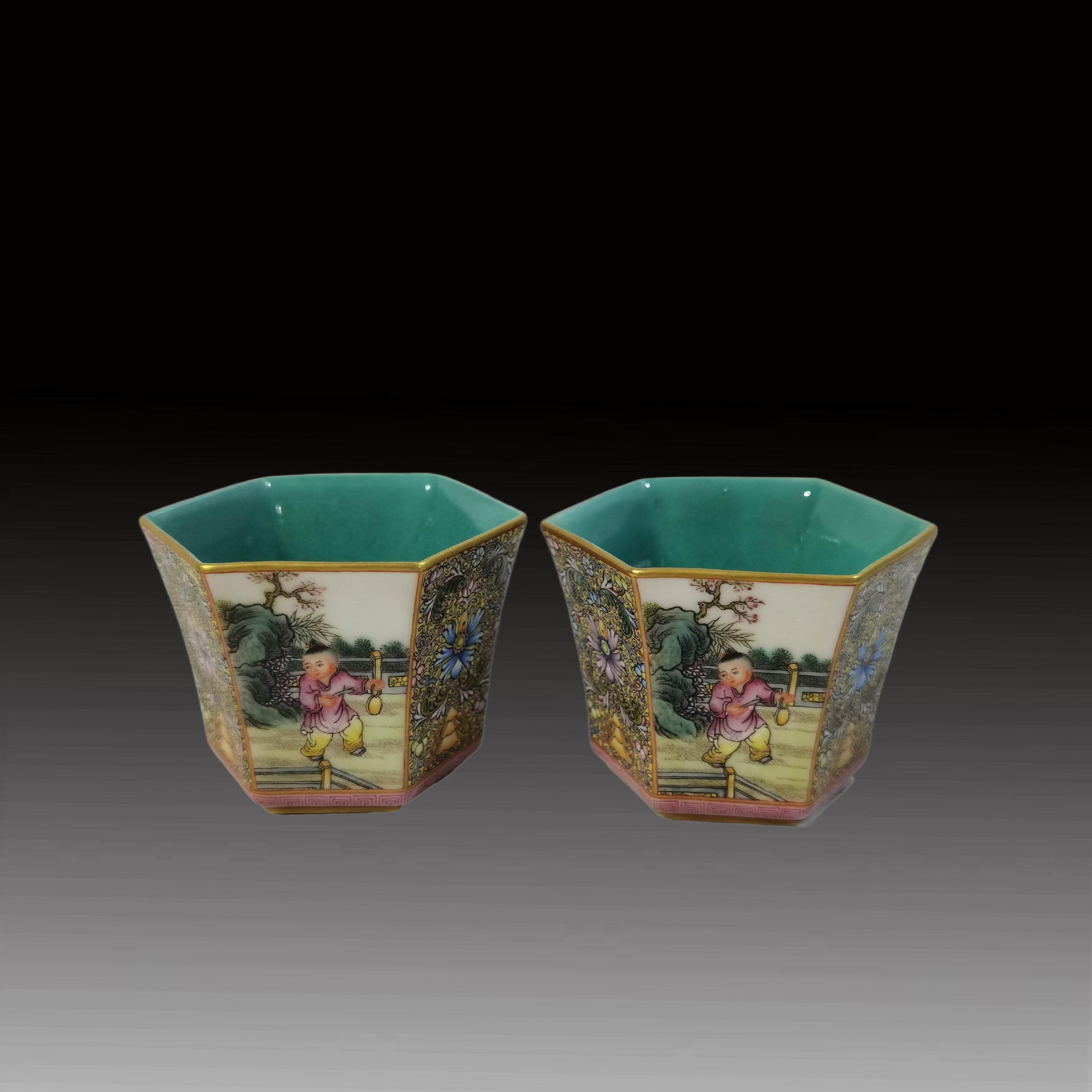 A pair of Exquisite Enamel Painted Gold Figures Pattern Cup (1 of 9)