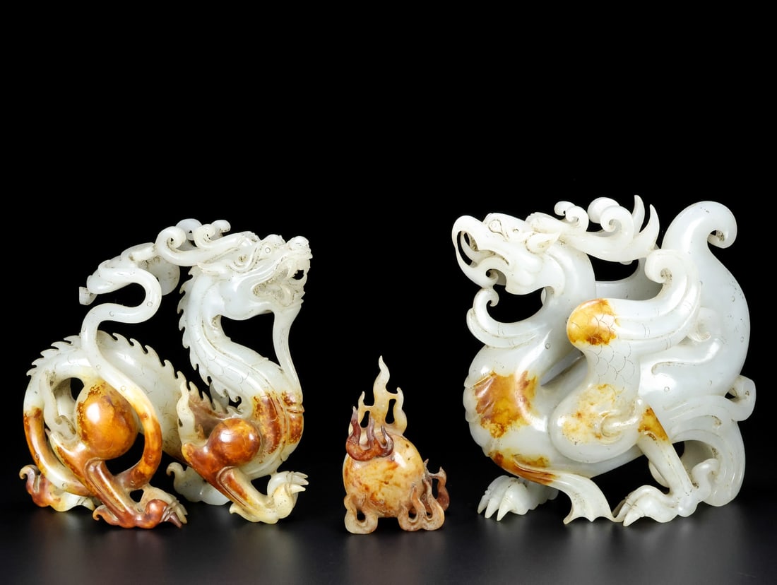 A pair of Exquisite Hotan Jade Dragon and Phoenix Ornament: A pair of Exquisite Hotan Jade Dragon and Phoenix Ornament,Qing Dynasty, China,Size:5.8inx2.3inx5.5in,Weight:1741g 一对和田玉龙凤摆件,中