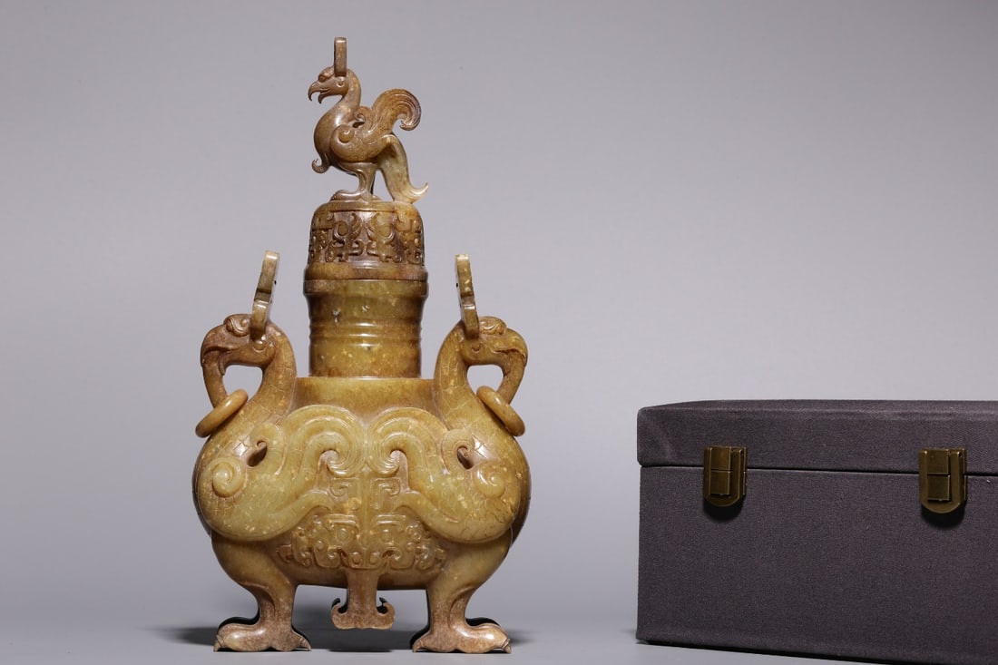 A Exquisite Hotan Jade Phoenix Bird Vase: A Exquisite Hotan Jade Phoenix Bird Vase,Han Dynasty, China,Size:5.5inx2.8inx10in,Weight:1446g 和田玉凤鸟瓶,中国汉代