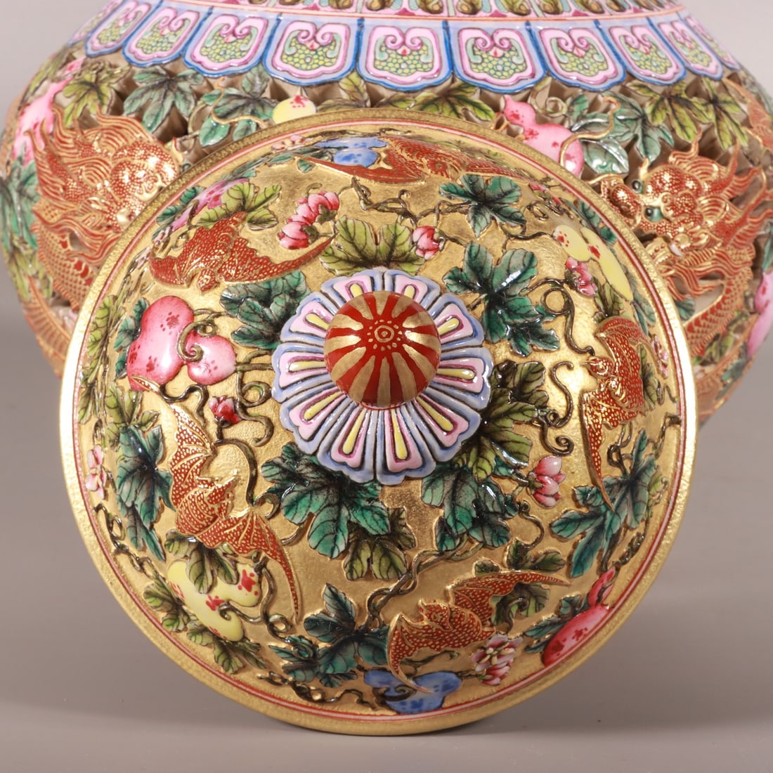 A Exquisite Enamel Gold Ground Dragon Pattern Jar - 4