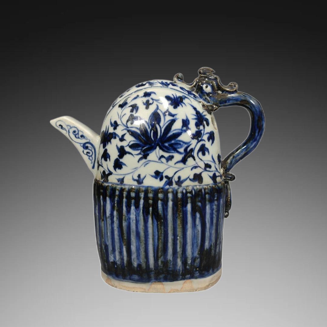 A Exquisite Blue and White Flower Pattern Ewer: An Exquisite Blue and White Flower Pattern Ewer,Yuan Dynasty, China,Size:7.5inx3inx7.4in 青花花卉纹壶,中国元代