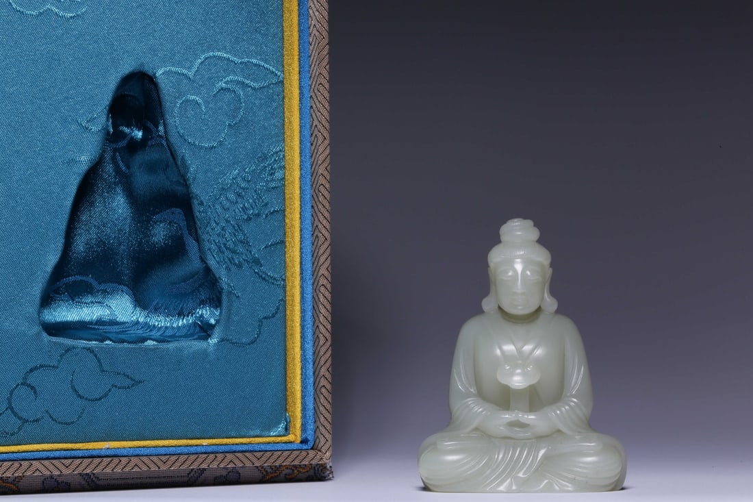A Exquisite Hotan White Jade Buddha statue Ornament: An Exquisite Hotan White Jade Buddha statue Ornament,Qing Dynasty, China,Size:2.7inx2inx1.1in,Weight:94g 和田白玉佛摆件,中国清代