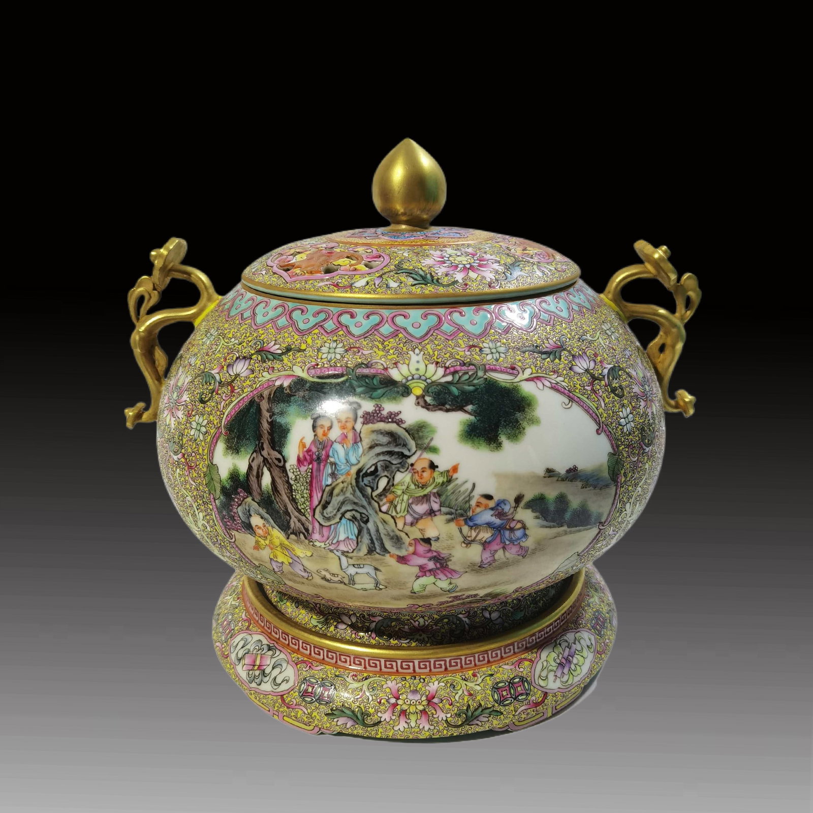 A Exquisite Enamel Gilt Character and Story Pattern Jar (1 of 9)