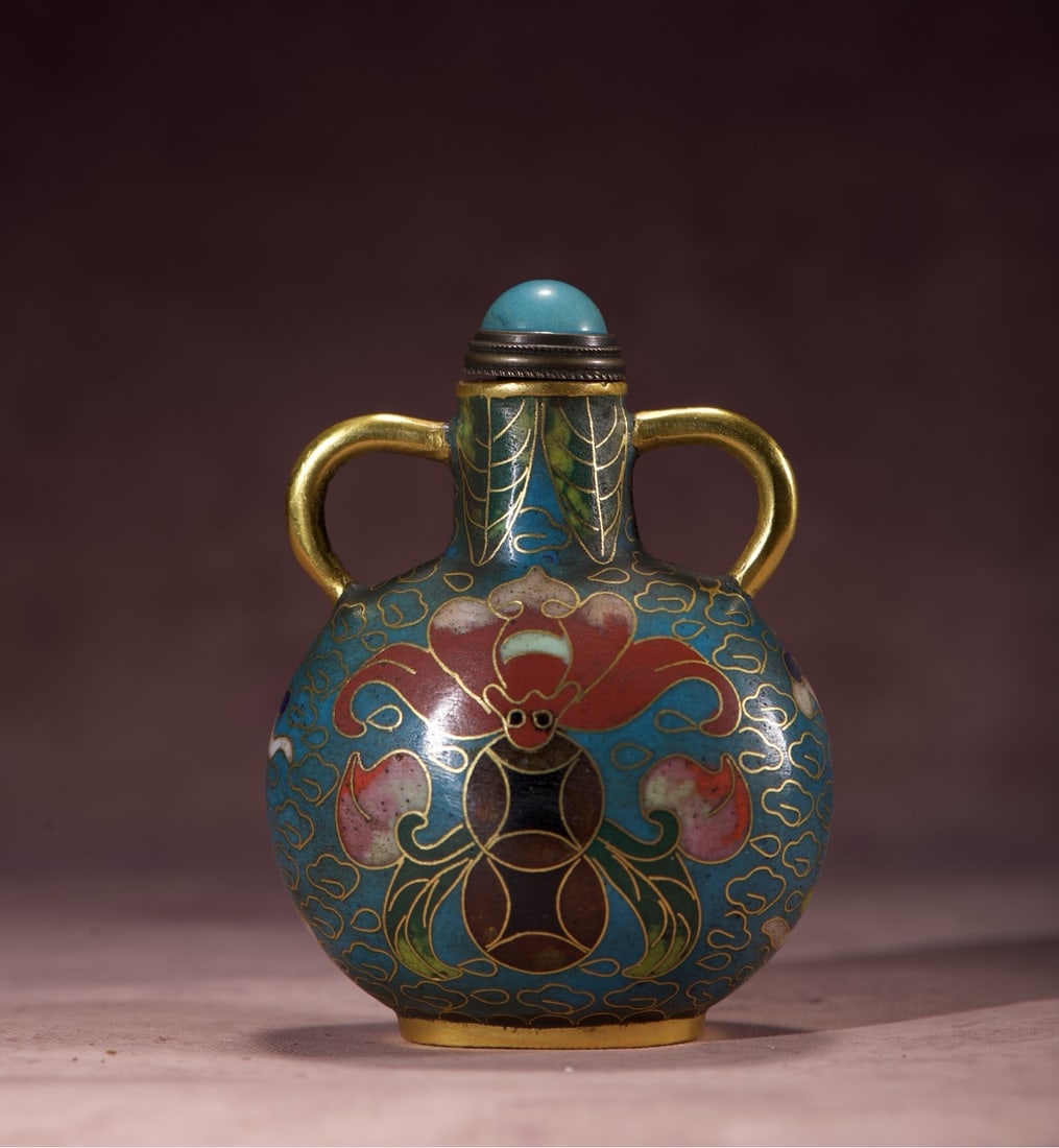 A Exquisite Cloisonne Bat Pattern Snuff Bottle: A Exquisite Cloisonne Bat Pattern Snuff Bottle,Qing Dynasty, China,Qianlong Four-character Mark,Size:2.9inx2.2inx1.6in,Weight:74g 铜胎掐丝珐琅蝙蝠ಬ