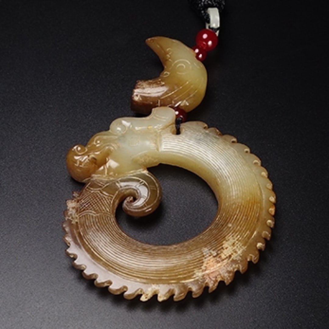 A Exquisite Hotan Jade Dragon Pendant: A Exquisite Hotan Jade Dragon Pendant,Qing Dynasty, China,Size:2.8inx2.8inx0.5in,Weight:82.5g 和田玉龙挂件,中国清代