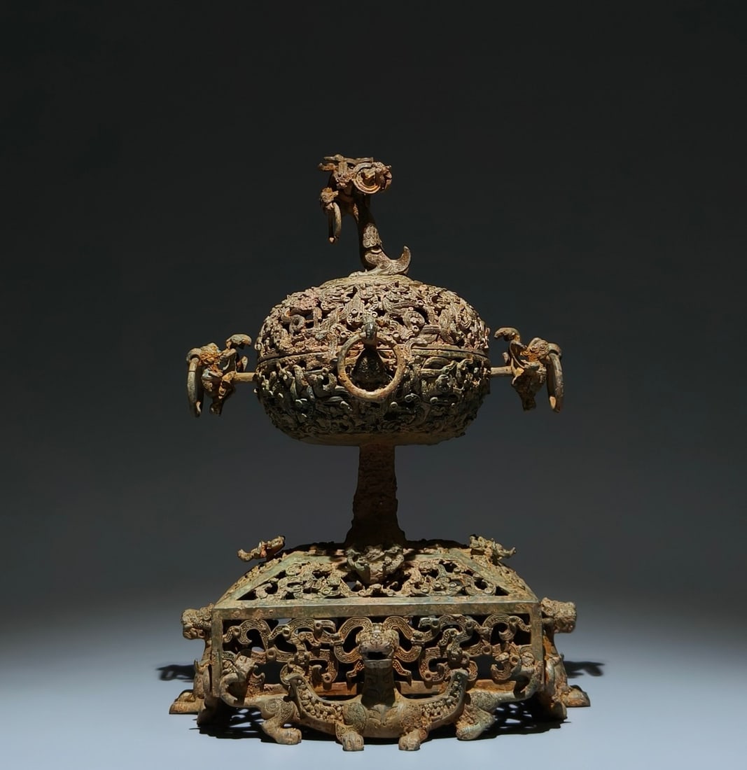 A Exquisite Bronze Dragon Pattern Beast-legs Bird Censer: An Exquisite Bronze Dragon Pattern Beast-legs Bird Censer,Han Dynasty, China,Size:13inx9.1inx6.7in 青铜龙纹兽足鸟炉,中国汉代