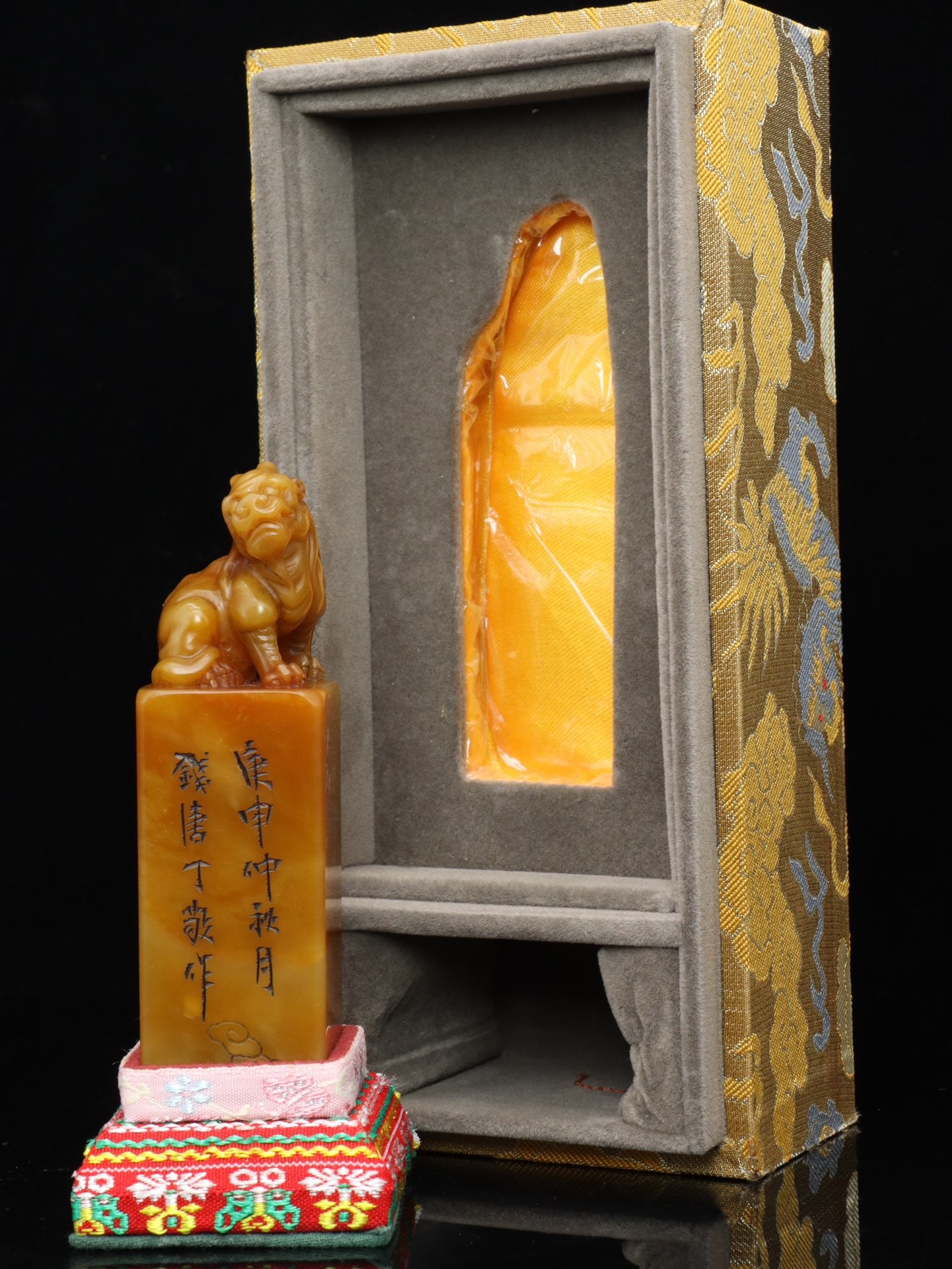 A Exquisite Tianhuang Stone Auspicious Beast Seal: A Exquisite Tianhuang Stone Auspicious Beast Seal,Qing Dynasty, China,Size:3.9inx1.2inx1.2in,Weight:169.8g 田黄石瑞兽印章,中国清代