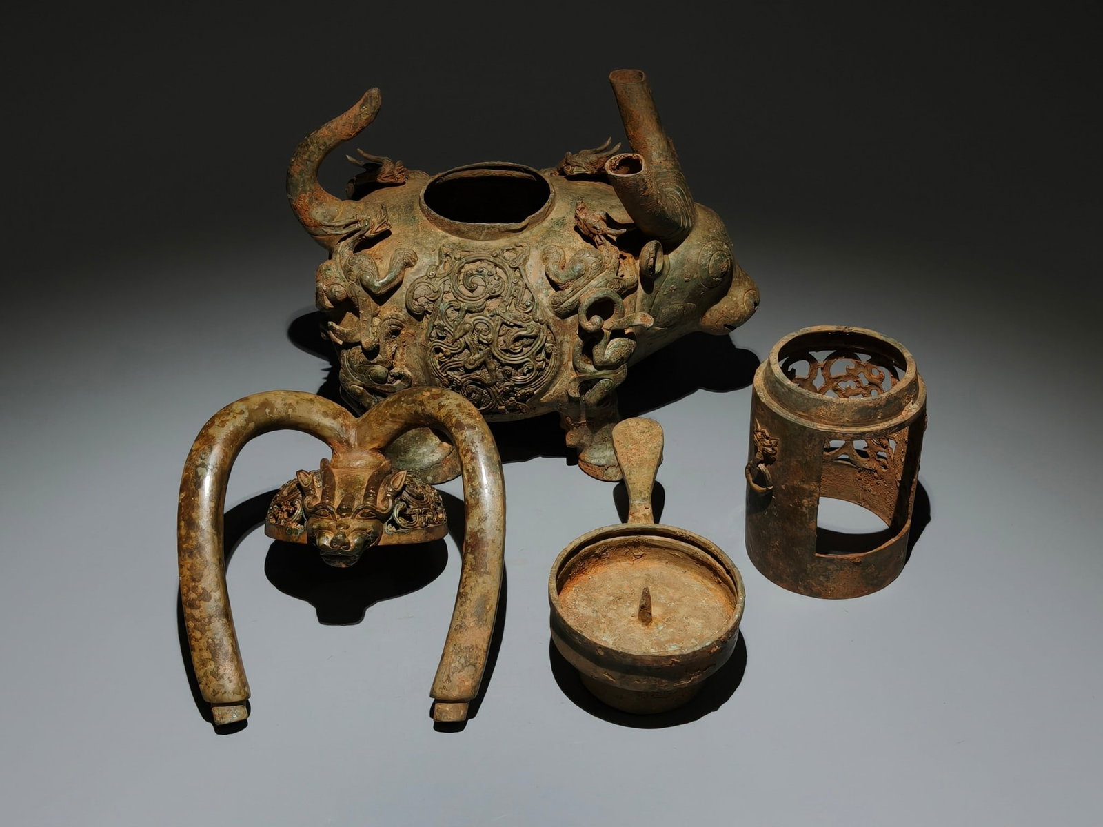 A Exquisite Bronze Dragon Pattern Auspicious Beast Candlestick - 8