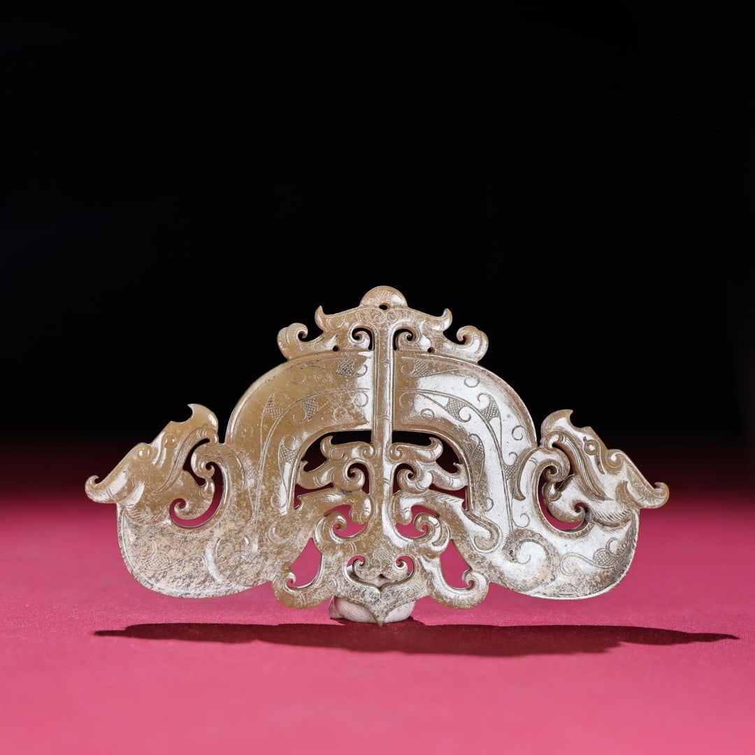 A Exquisite Hotan Jade Dragon Pendant: A Exquisite Hotan Jade Dragon Pendant,Han Dynasty, China,Size:5.1inx3inx0.2in,Weight:79g 和田玉龙佩,中国汉代
