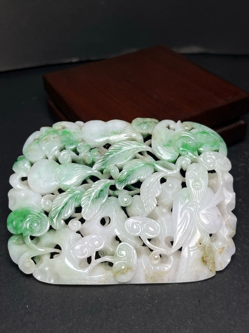 A Exquisite Jadeite Ganoderma lucidum Pattern pendant: A Exquisite Jadeite Ganoderma lucidum Pattern pendant,Qing Dynasty, China,Size:3.4inx0.2inx2.6in,Weight:82g 翡翠灵芝玉佩,中国清代