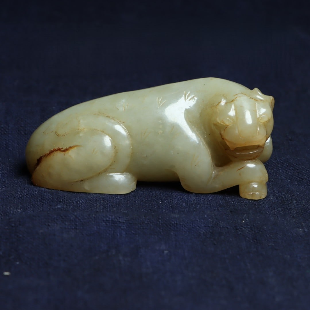 A Exquisite Hotan Jade Tiger Ornament: A Exquisite Hotan Jade Tiger Ornament,Han Dynasty, China,Size:2.7inx1.1inx1.1in,Weight:90.2g 和田玉虎摆件,中国汉代